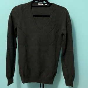 Uniqlo V-NECK SWEATER
Luxurious 100% cashmere